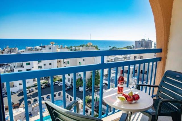 13.09 avion Bucuresti, Cipru - Zona Larnaca Limassol, Navarria Hotel 812 EURO, 7 nopti, Demipensiune inclusa