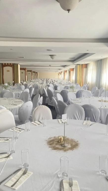 13.09 avion Bucuresti, Cipru - Zona Larnaca Limassol, Navarria Hotel 812 EURO, 7 nopti, Demipensiune inclusa