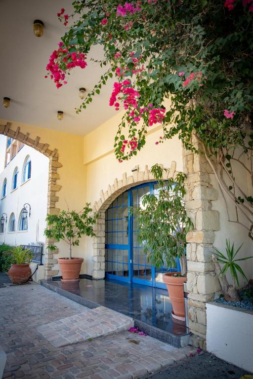 13.09 avion Bucuresti, Cipru - Zona Larnaca Limassol, Navarria Hotel 812 EURO, 7 nopti, Demipensiune inclusa
