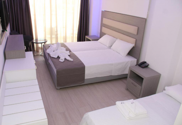 27.09 avion Bucuresti, Cipru - Zona Larnaca Protaras, Hotel Captain Pier 557 EURO, 7 nopti, Mic dejun inclus