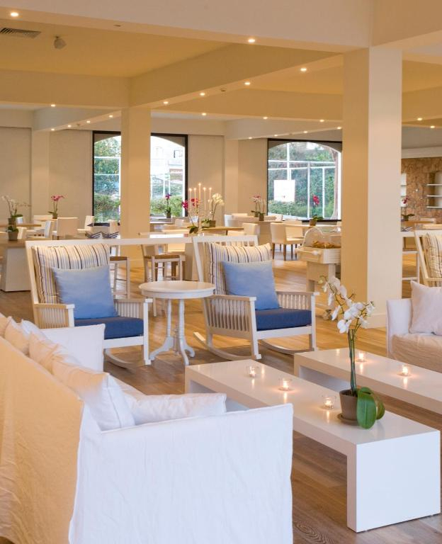 27.09 avion Bucuresti, Cipru - Zona Larnaca Larnaca, Hotel Sandy Beach & Spa 861 EURO, 7 nopti, Demipensiune inclusa
