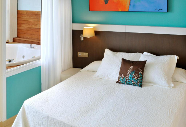 02.10 avion Bucuresti, Spania - Costa Brava - Barcelona Lloret de Mar, Hotel GHT Oasis Park & SPA 587 EURO, 7 nopti, Mic dejun inclus