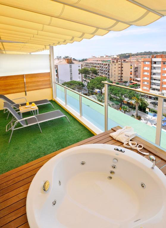 02.10 avion Bucuresti, Spania - Costa Brava - Barcelona Lloret de Mar, Hotel GHT Oasis Park & SPA 587 EURO, 7 nopti, Mic dejun inclus