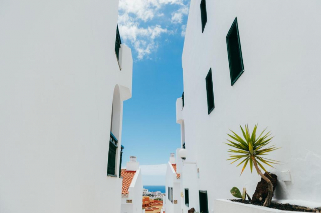 28.09 avion Bucuresti, Spania - Tenerife Costa Adeje, Aparthotel Neptuno Costa Adeje 773 EURO, 7 nopti, Fara masa