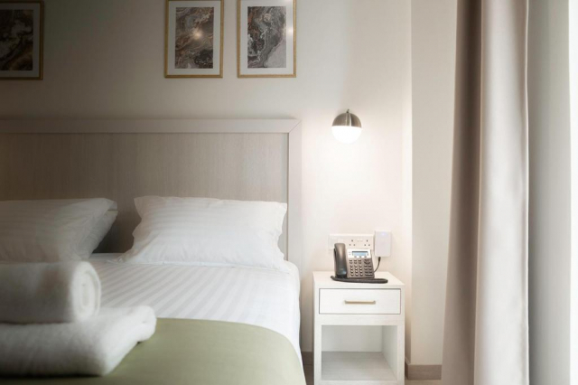 27.09 avion Bucuresti, Cipru - Zona Larnaca Larnaca, Roseum Boutique Hotel 675 EURO, 7 nopti, Fara masa