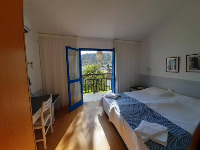 19.10 avion Bucuresti, Cipru - Zona Larnaca Limassol, Hotel Hylatio Tourist Village 626 EURO, 7 nopti, Mic dejun inclus