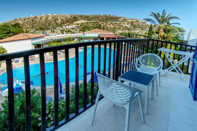 19.10 avion Bucuresti, Cipru - Zona Larnaca Limassol, Hotel Hylatio Tourist Village 626 EURO, 7 nopti, Mic dejun inclus