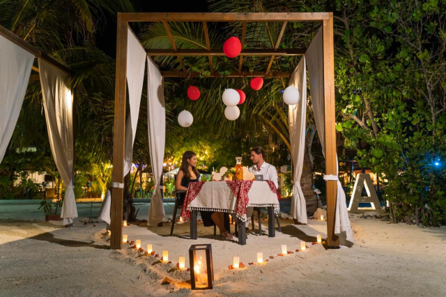 ULTIMELE LOCURI MALDIVE VELANA BEACH    4****    ZBOR   DIRECT DIN OTOPENI  CU TAXE INCLUSE