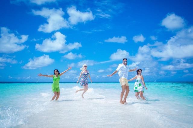 ULTIMELE LOCURI MALDIVE VELANA BEACH    4****    ZBOR   DIRECT DIN OTOPENI  CU TAXE INCLUSE