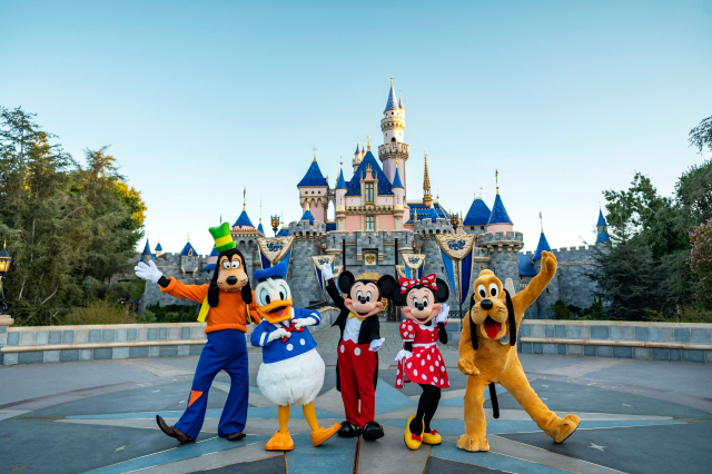 Oferta speciala circuit Disneyland 2024 - Vacanta de 1 Decembrie de la doar 855 euro/pers. Zbor din Bucuresti!-5