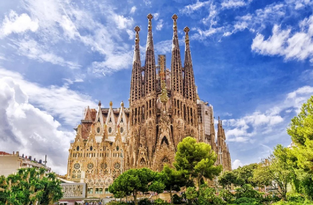 SENIOR VOYAGE BARCELONA SI COSTA BRAVA 640 EURO/PERS PLECARE 14.10 DIN BUCURESTI- Luna Club Hotel &amp; Spa 