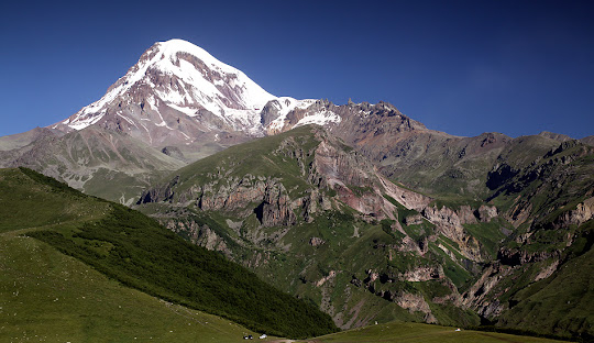 GEORGIA IN ALB, DE LA SKI LA ISTORIE SI GASTRONOMIE, AVION DIN BUCURESTI, LA TARIFUL DE 1257 EURO/PERSOANA, MIC DEJUN! 