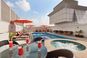 28.02 DUBAI , Hotel RAMADA BY WYNHAM DUBAI DEIRA 4*, avion , 6 nopti , pret/ persoana =628Eur