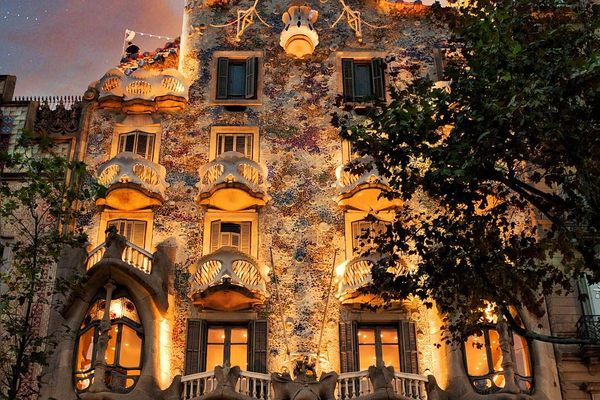 Acasa la Gaudi! City break Barcelona 5 nopti cazare mic dejun si zbor cu avionul! 425 euro/persoana/sejur