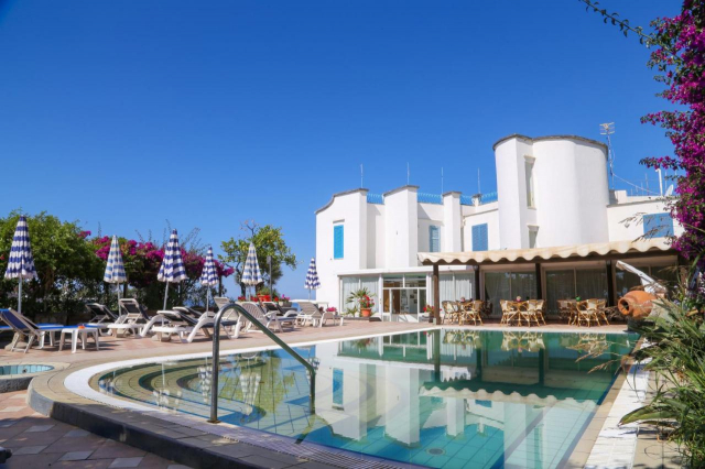 ULTIMELE LOCURI ISCHIA, AVION DIN BUCURESTI, LA HOTEL LORELEY 3*, LA TARIFUL DE 709 EURO/PERSOANA, MIC DEJUN!