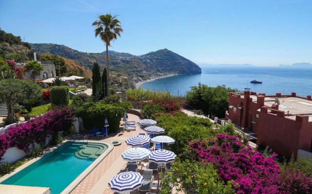 ULTIMELE LOCURI ISCHIA, AVION DIN BUCURESTI, LA HOTEL LORELEY 3*, LA TARIFUL DE 709 EURO/PERSOANA, MIC DEJUN!