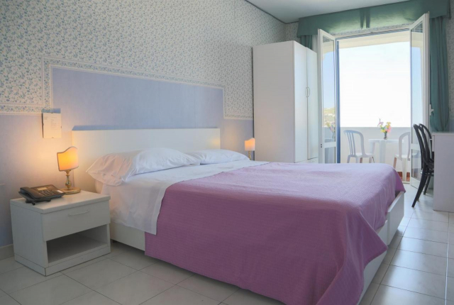 ULTIMELE LOCURI ISCHIA, AVION DIN BUCURESTI, LA HOTEL LORELEY 3*, LA TARIFUL DE 709 EURO/PERSOANA, MIC DEJUN!