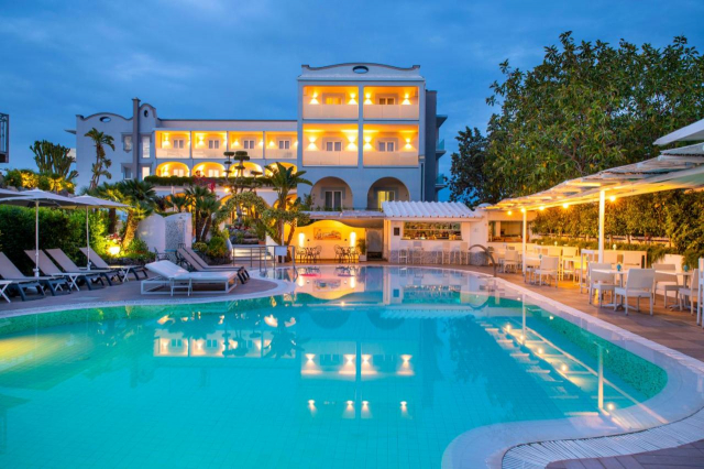 ISCHIA, AVION DIN BUCURESTI, LA HOTEL HERMITAGE&amp;PARK TERME 4*, LA TARIFUL DE 1095 EURO/PERSOANA, DEMIPENSIUNE!