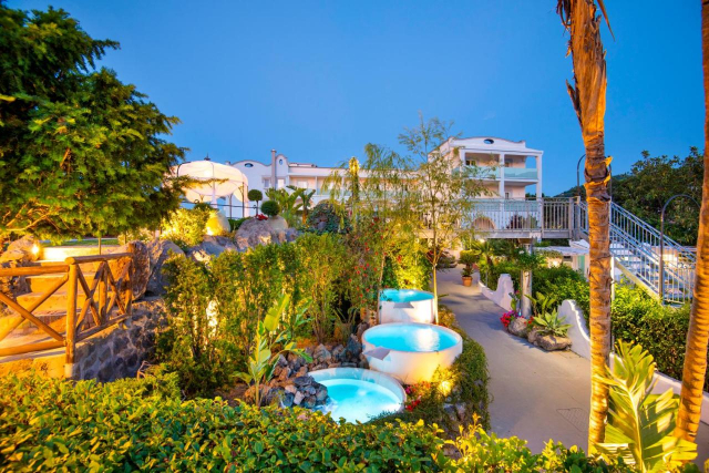ISCHIA, AVION DIN BUCURESTI, LA HOTEL HERMITAGE&amp;PARK TERME 4*, LA TARIFUL DE 1095 EURO/PERSOANA, DEMIPENSIUNE!