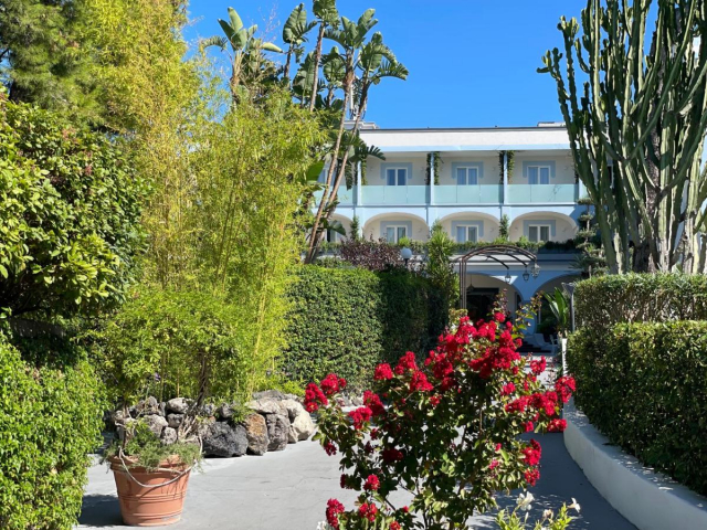 ISCHIA, AVION DIN BUCURESTI, LA HOTEL HERMITAGE&amp;PARK TERME 4*, LA TARIFUL DE 1095 EURO/PERSOANA, DEMIPENSIUNE!