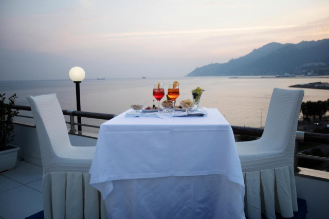 LAST MINUTE AMALFI COAST GRAND HOTEL SALERNO 4**** MIC DEJUN ZBOR DIN OTOPENI CU TAXE INCLUSE