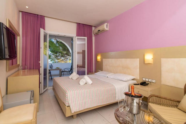 ULTIMELE LOCURI ZAKYNTHOS, AVION DIN TIMISOARA, LA HOTEL PORTO KOULA 3*, LA TARIFUL DE 566 EURO/PERSOANA, MIC DEJUN!