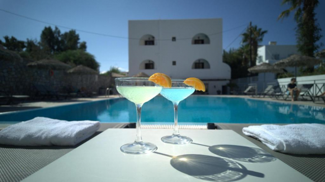 Sejur in Santorini: 725 euro cazare 7 nopti cu mic dejun+ transport avion+ toate taxele