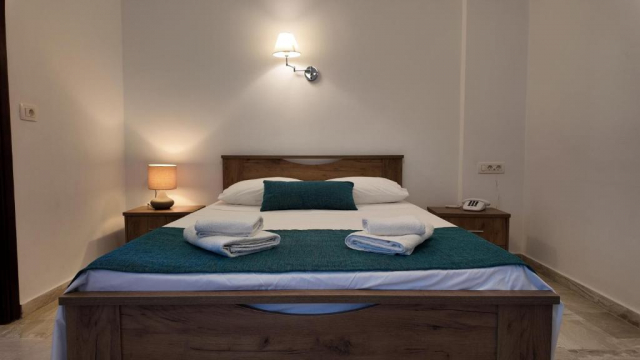 Sejur in Santorini: 725 euro cazare 7 nopti cu mic dejun+ transport avion+ toate taxele