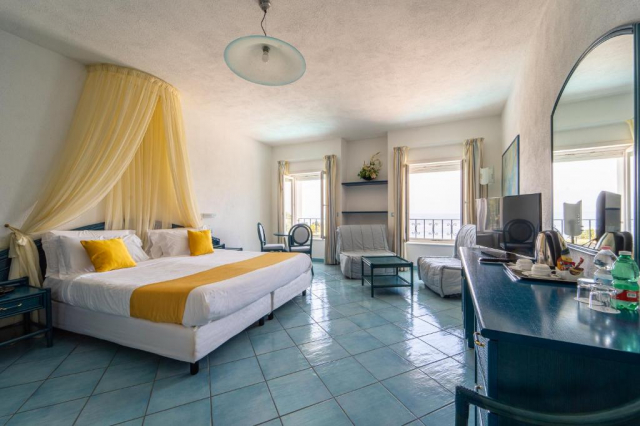 LAST MINUTE - ITALIA - INSULA ISCHIA CU PLECARE DIN CLUJ-NAPOCA (VD)