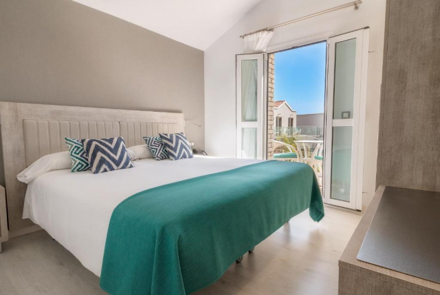 ULTRA LAST MINUTE INSULELE CANARE 4****DEMIPENSIUNE LIVVO COLDERONES ZBOR DIRECT DIN OTOPENI CU TAXE INCLUSE