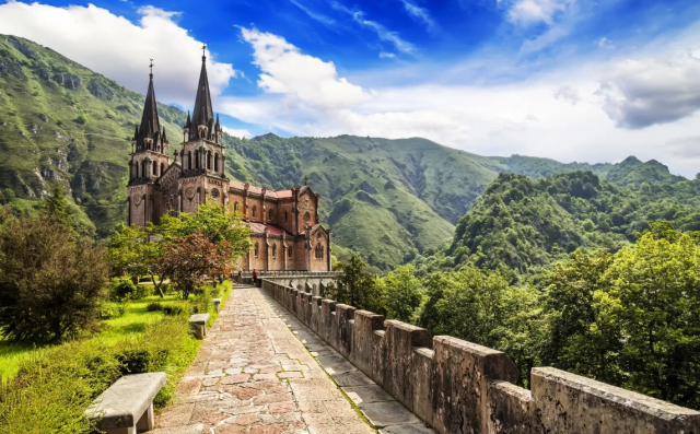 Senior Voyage Tara Bascilor si nordul Spaniei 690 euro/persoana plecare din Bucuresti 12.09 - Hotel Mar Comillas