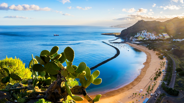Vacanta de vara la plaja in Tenerife la doar 1350 euro,avion din Bucuresti!!!  Hard Rock Tenerife 5*