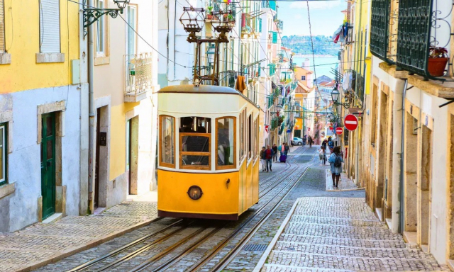 Senior Voyage Portugalia, parfumata ca vinul de Porto 750 euro / pers plecare din Bucuresti 17.09- Costa de Prata Hotel