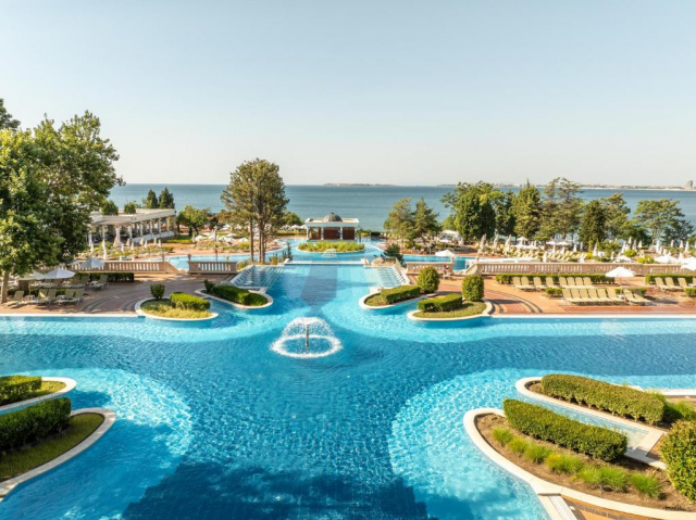 Sejur cu Ultra All inclusive la Dreams Sunny Beach 5*: 1 copil pana la 13 ani gratuit 
