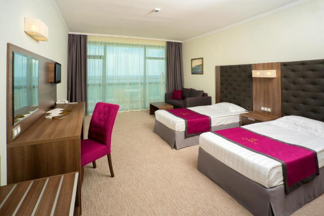 Sejur cu All inclusive la Marina Grand Beach 4^: 1 copil pana la 13 ani gratuit 