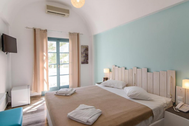 Sejur in Santorini: 415 euro cazare 7 nopti cu mic dejun+ transport avion+ toate taxele