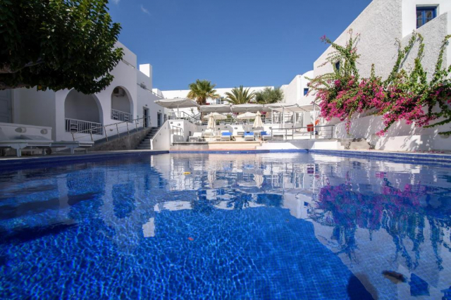 Sejur in Santorini: 550 euro cazare 7 nopti cu mic dejun+ transport avion+ toate taxele