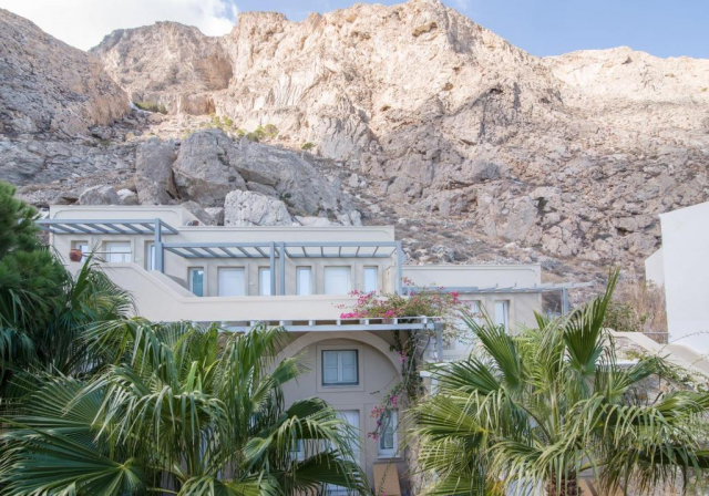 Sejur in Santorini: 580 euro cazare 7 nopti cu mic dejun+ transport avion+ toate taxele