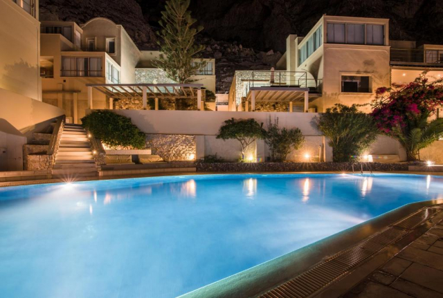 Sejur in Santorini: 580 euro cazare 7 nopti cu mic dejun+ transport avion+ toate taxele