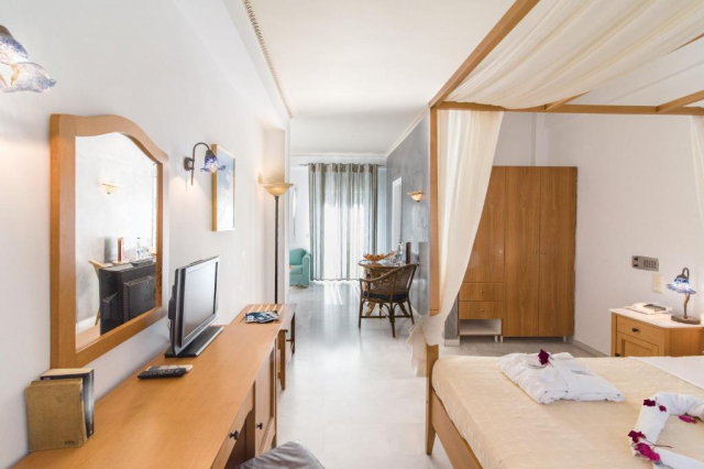 Sejur in Santorini: 580 euro cazare 7 nopti cu mic dejun+ transport avion+ toate taxele