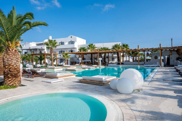 Sejur in Santorini: 625 euro cazare 7 nopti cu mic dejun+ transport avion+ toate taxele