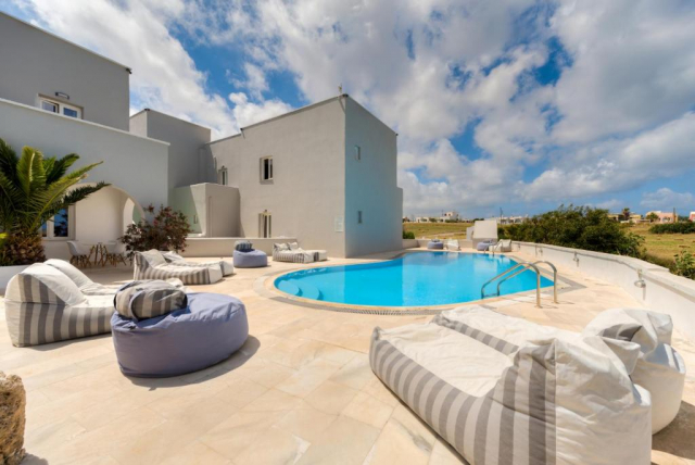 Sejur in Santorini: 525 euro cazare 7 nopti cu mic dejun+ transport avion+ toate taxele