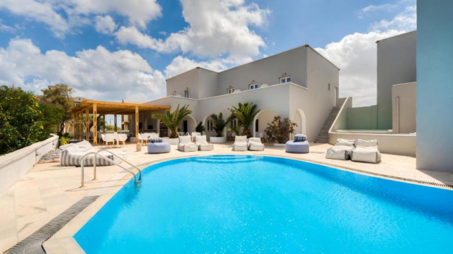 Sejur in Santorini: 525 euro cazare 7 nopti cu mic dejun+ transport avion+ toate taxele