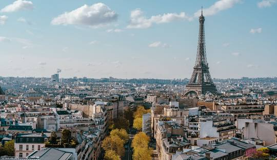 REVELION LA PARIS, AVION DIN BUCURESTI, LA HOTEL DE 3*, LA TARIFUL DE 655 EURO/PERSOANA, MIC DEJUN!
