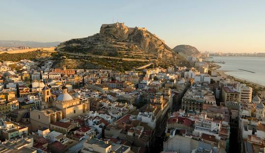 REVELION PE COSTA CALIDA, SENIOR VOYAGE, AVION DIN BUCURESTI, LA HOTEL DE 4*, LA TARIFUL DE 929 EURO/PERS, DEMIPENSIUNE!