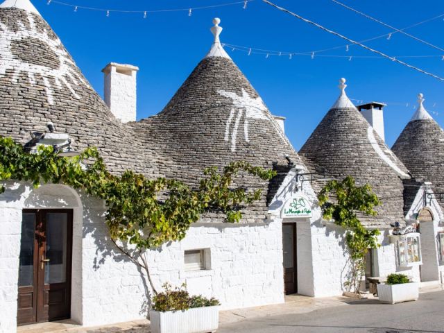 PUGLIA - 6 nopti cazare cu demipensiune + bilet avion Bucuresti + taxe aeroport +tururi si vizite (bilete incluse) 