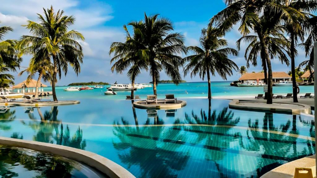 MALDIVE SUPER DEAL PLECARE IN 17.11.2025 HOTEL HOLIDAY INN RESORT  KANDOOMA  4* DEMIPENSIUNE