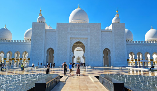 ULTIMELE LOCURI ABU DHABI, SENIOR VOYAGE, AVION DIN BUCURESTI, LA HOTEL DE 4*, LA TARIFUL DE 844 EURO/PERSOANA, DEMIPENSIUNE!