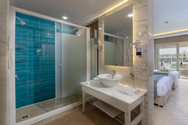 ULTIMELE LOCURI HURGHADA, AVION DIN BUCURESTI, LA HOTEL TITANIC ROYAL 5*, LA TARIFUL DE 665 EURO/PERSOANA, UAI!