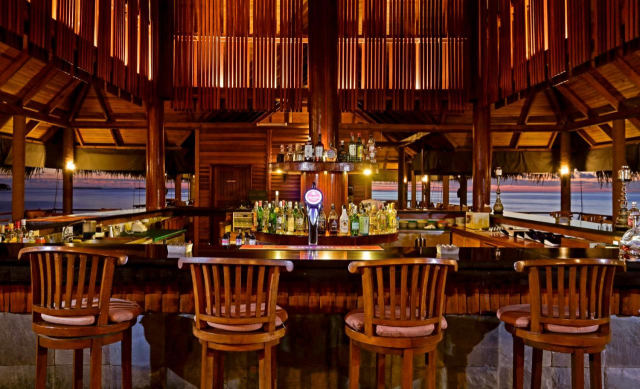 MALDIVE MEDHUFUSHI ISLAND RESORT 4* 7 NOPTI CU DEMIPENSIUNE PRET 1888 EURO PLECARE IN  07.01.2026